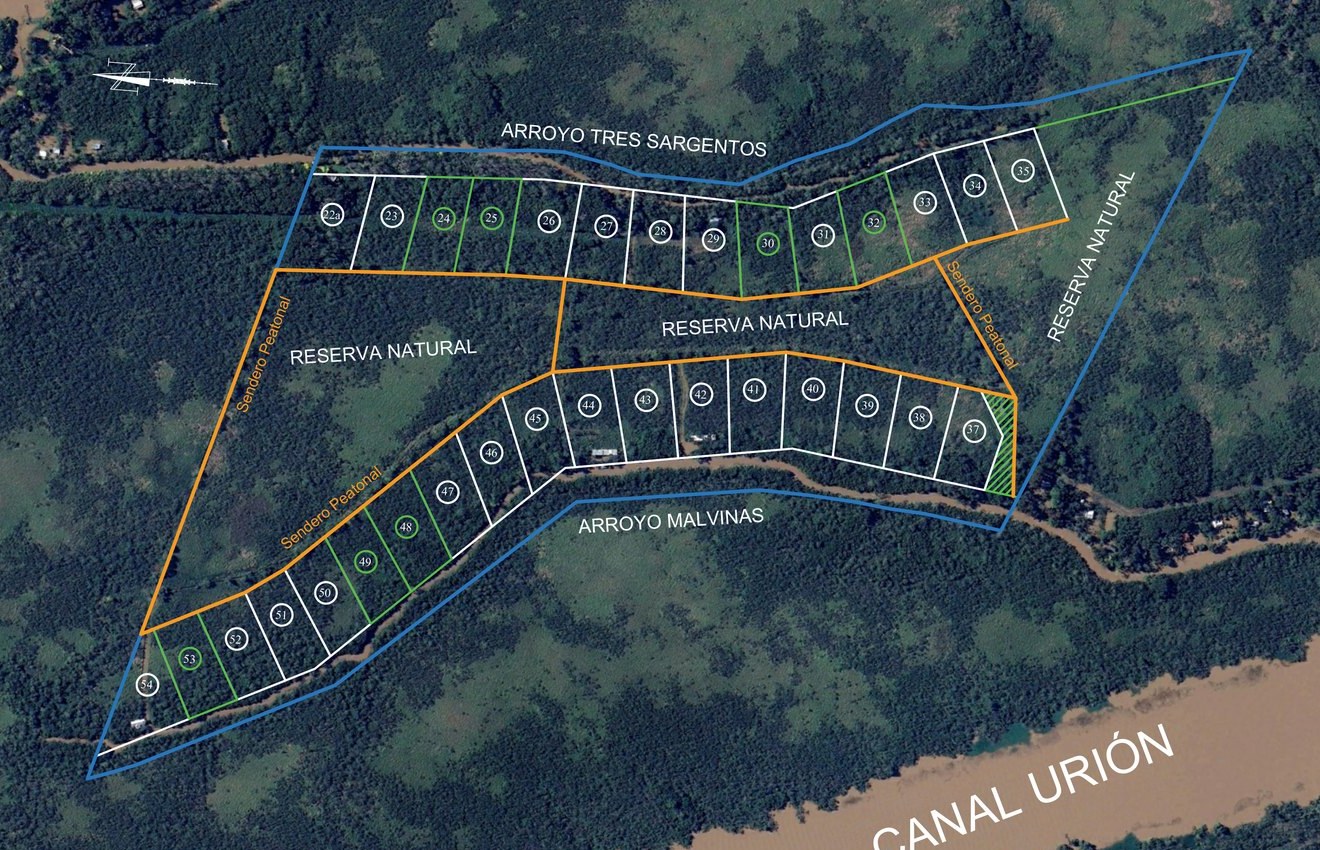 Plano de mensura del barrio sobre imagen satelital, con los lotes disponibles marcados